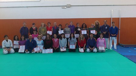 Entrega de diplomas a las mujeres de defensa personal