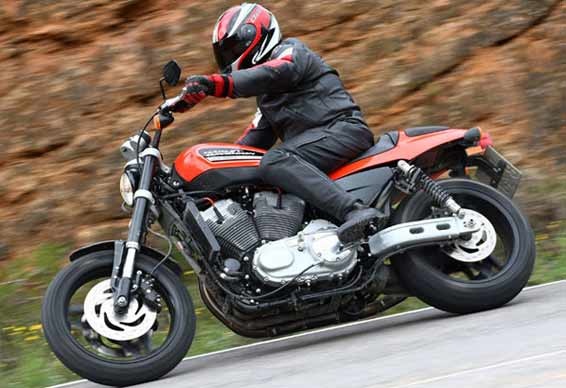 Los motoristas de Villaviciosa cumplen con el uso del casco