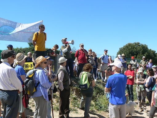 300 personas participan en la marcha en defensa de los caminos públicos