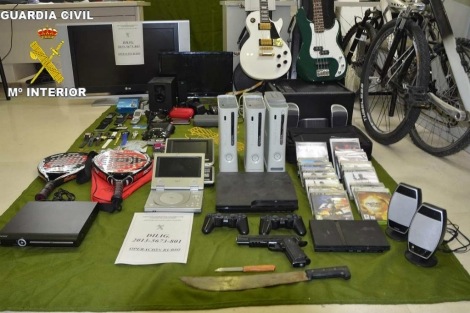 La Guardia Civil detiene a un joven por robar en casas y a menores
