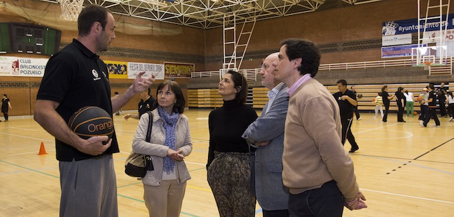 35 personas con autismo juegan al baloncesto en El Torreón