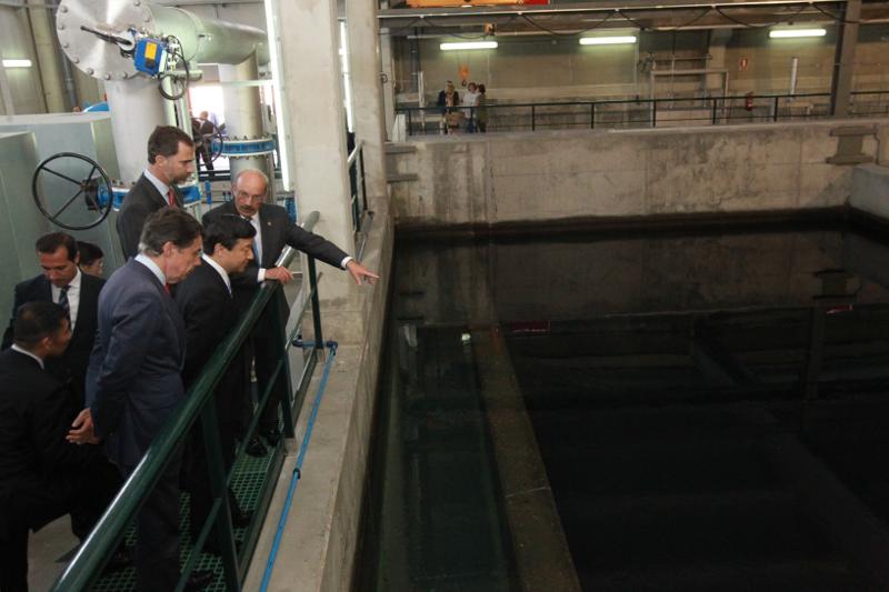El principe Naruhito conoce el centro de control del Canal de Isabel II en Majadahonda