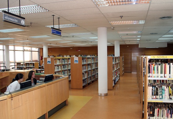 Polideportivos y bibliotecas adaptan sus horarios al verano