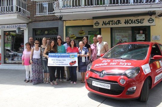 La ganadora del sorteo de la Feria del Comercio y Ocio ya tiene su coche