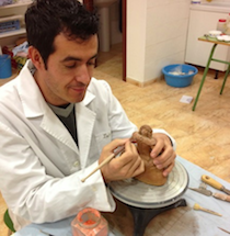 El cura joyero que persigue un proyecto solidario