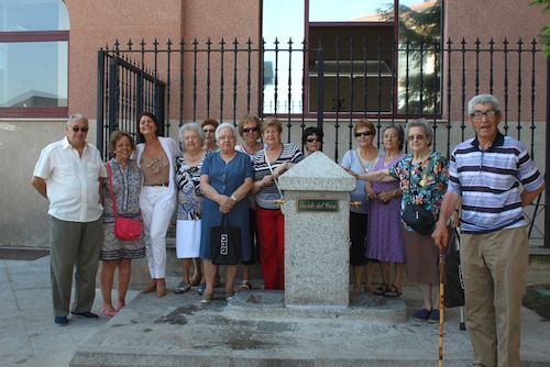 Los vecinos vuelven a beber agua de la Fuente del Cura