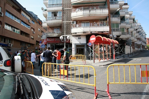 Técnicos municipales comprueban si la estructura del edificio afectado por el fuego sufre daños