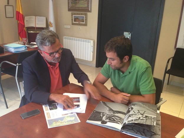 El majariego que está dando la vuelta al mundo en bicicleta es recibido por su alcalde