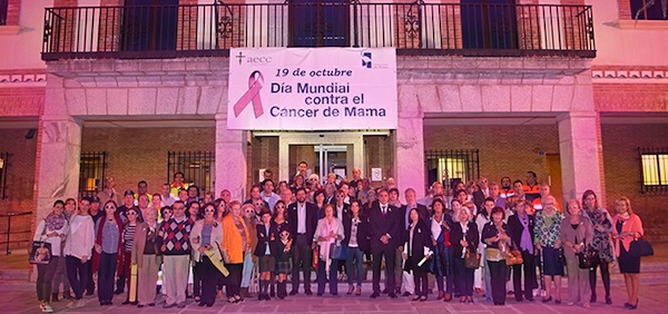 El Ayuntamiento iluminado de color rosa