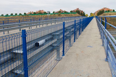 Los puentes de la M-50 se protegen con vallas de seguridad