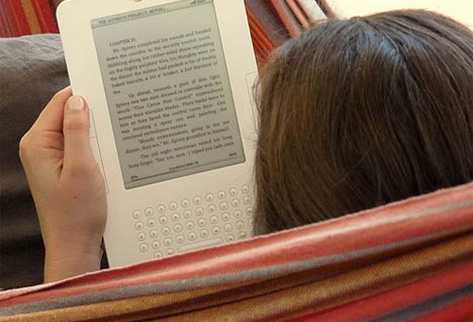 El libro electrónico cumple un año en las bibliotecas de Pozuelo