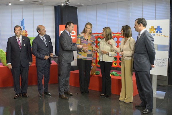 La Infanta Elena preside la presentación de ‘Un juguete, una ilusión’