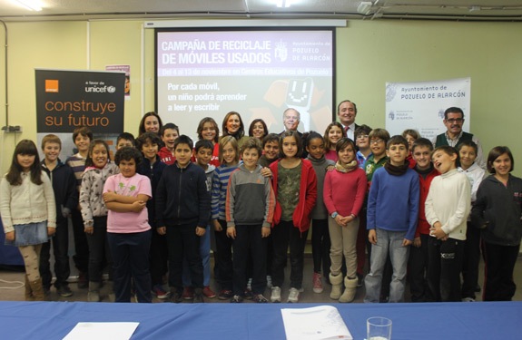 Los niños de Pozuelo recogen móviles solidarios