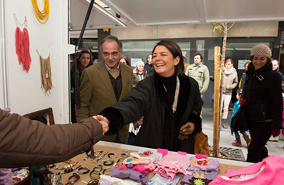 Veinte puestos de cerámica, textil y complementos participan en la Feria de Artesanía