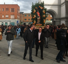 San Sebastián sale en procesión por Pozuelo
