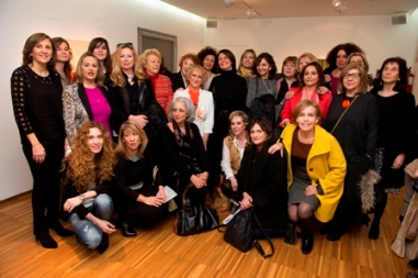 Exposición con pincel de mujer