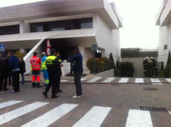 Los bomberos ayudan al madridista Jesé a salir de su casa incendiada