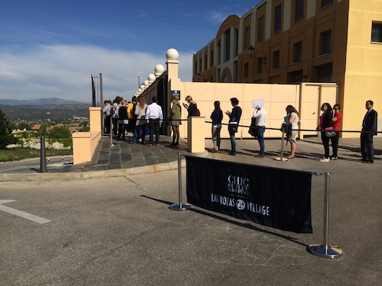 Decenas de personas acuden al proceso de selección laboral de Las Rozas Village