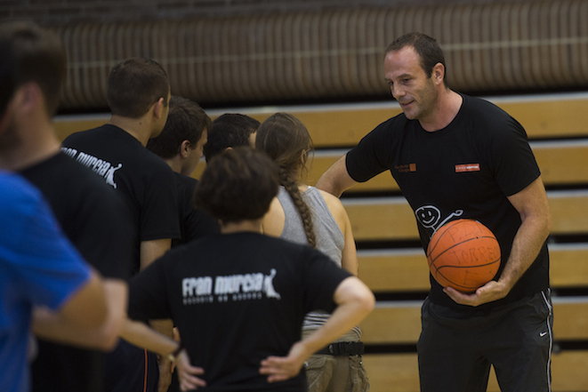 Clases de baloncesto para personas con autismo