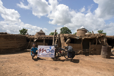 Ghana recibe al fotógrafo majariego que está dando la vuelta al mundo en bici