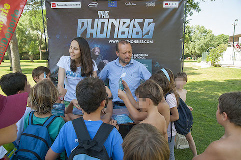 Los niños aprenden como usar el teléfono móvil de manera segura