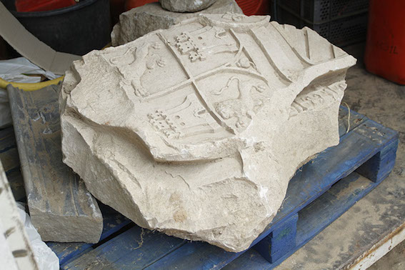 Encontrado el que podría ser el escudo original del Palacio de Boadilla