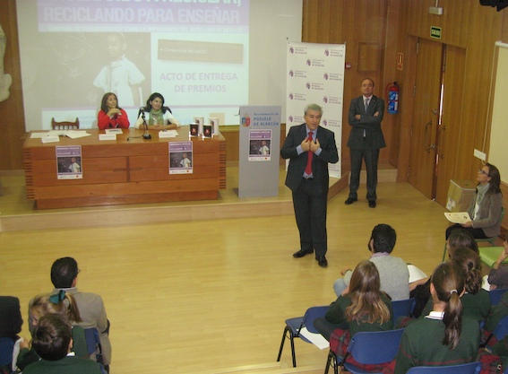 Los colegios Escuelas Pías de San Fernando y Las Acacias recogen su premio por la recogida de móviles usados