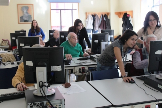 Los jóvenes enseñan a los mayores tecnología digital y redes sociales