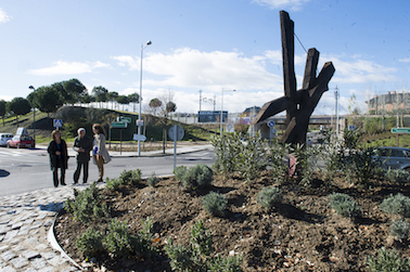 Se eliminan los adoquines de la rotonda de la Avenida de Navacerrada