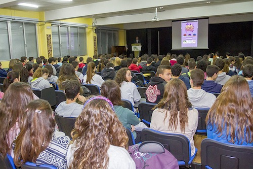 Los alumnos del IES Máximo Trueba prueban la aplicación ‘Amor del Guapo’