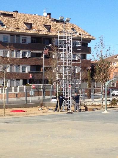 Luz para las pistas de fútbol del CEIP Teresa de Berganza
