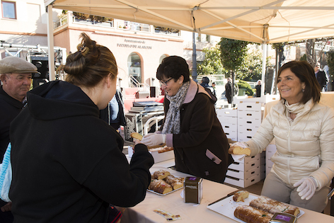 Pozuelo reparte 2.000 raciones de roscón y chocolate entre sus vecinos