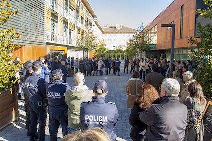 Boadilla se une a los gestos de condena por el atentado en París