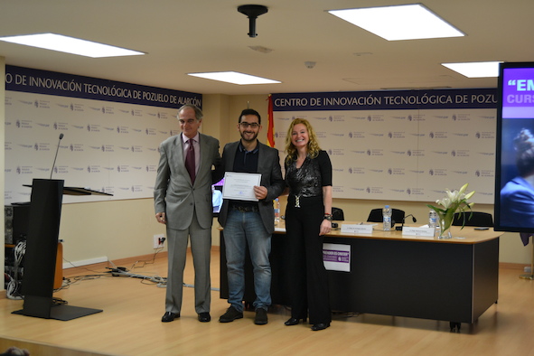 Los alumnos del programa de coaching para emprendedores recogen su diploma