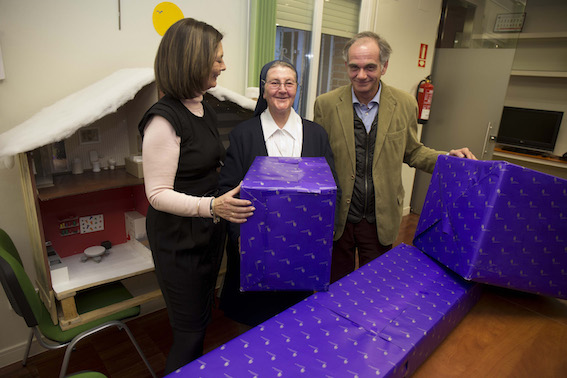 La Residencia Villa Paz recibe los juguetes de la campaña solidaria de Pozuelo