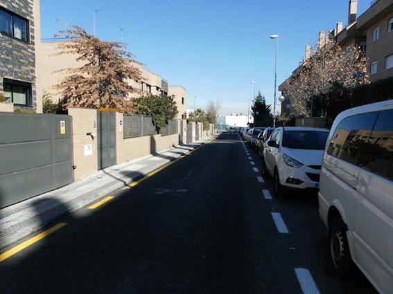 Prohibido aparcar en uno de los laterales de las calles Abedul y Rosales