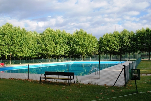 Verificar el nivel de cloro, los carteles informativos y el material de rescate antes de abrir las piscinas
