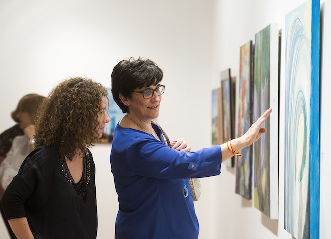 Los alumnos de los talleres de cultura exponen sus trabajos