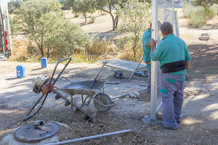 El Ayuntamiento valla parcelas municipales para mejorar la seguridad de los vecinos