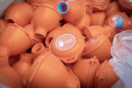 Boadilla reparte 2.000 embudos entre sus vecinos para reciclar el aceite usado