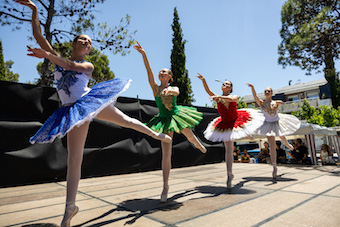 Los bailarines de Pozuelo ocupan las calles en el Día de la Danza