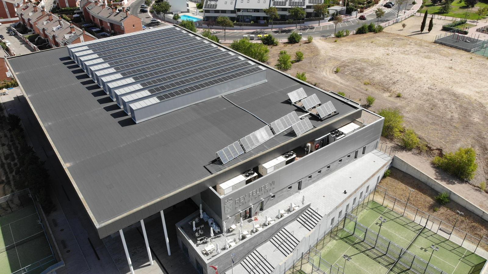 Finaliza la instalación de placas fotovoltaicas en el pabellón Rey Felipe VI de Boadilla