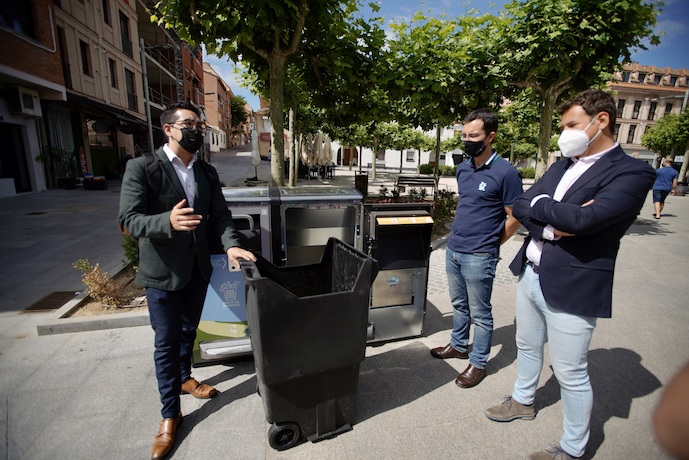 Papeleras inteligentes que prensan residuos con energía solar