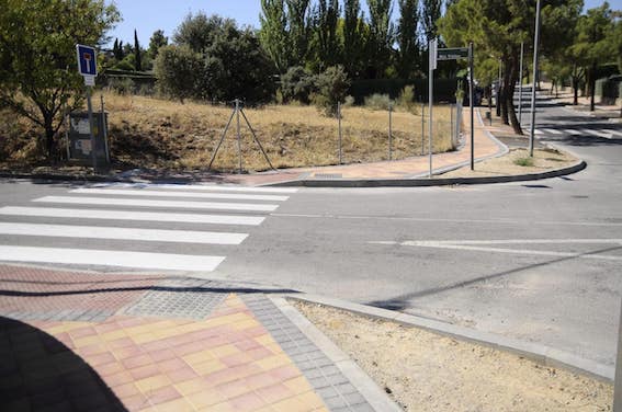 Acera nueva y 140 plazas de aparcamiento en la urbanización Parque Boadilla