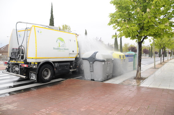 Boadilla desinfecta contenedores y marquesinas con solución hipoclorito