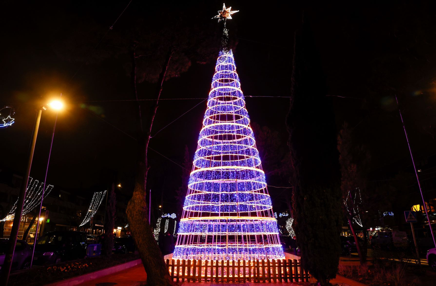 Casi un millón de luces led iluminan Pozuelo estas fiestas