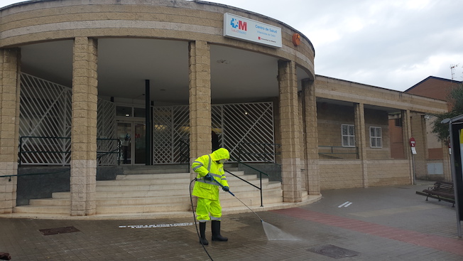 Villaviciosa desinfecta los accesos a centros de salud y puntos de venta de alimentos