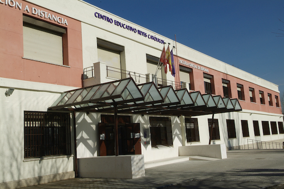 Formación gratuita para adultos en el Centro Educativo Reyes Católicos