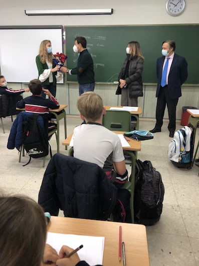 El Ayuntamiento de Las Rozas envía flores de pascua a sus profesores como reconocimiento por este curso
