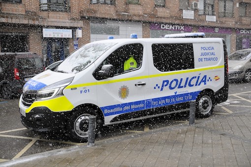 La Policía de Boadilla pide a los vecinos que no salgan de casa y no cojan el coche